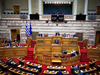 Βουλή - ισότητα στον πολιτικό γάμο: Ευρύτατη πλειοψηφία εξασφάλισε το νομοσχέδιο