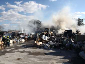 Υπό έλεγχο η φωτιά σε υπαίθριο χώρο στον Ταύρο