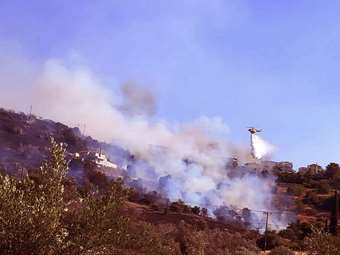 Υπό μερικό έλεγχο οι δύο διαφορετικές εστίες πυρκαγιάς στο Μαρκόπουλο Αττικής