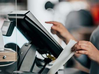 Νέα παράταση έως 10 Ιουνίου για διασύνδεση ταμειακών μηχανών με POS σε 7.600 επιχειρήσεις