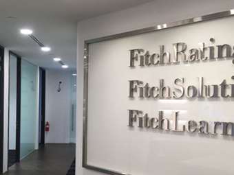 Fitch Solutions: Σε καλή θέση για το 2025 οι ελληνικές τράπεζες
