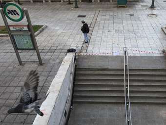 Απεγκλωβίστηκε άνδρας που έπεσε στις ράγες του Μετρό στον σταθμό Ευαγγελισμός