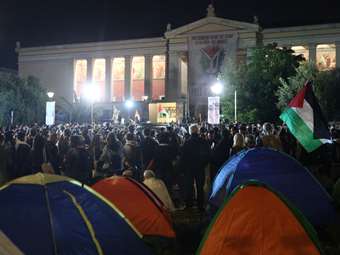 Ολονύκτια διαμαρτυρία στα Προπύλαια για την Παλαιστίνη