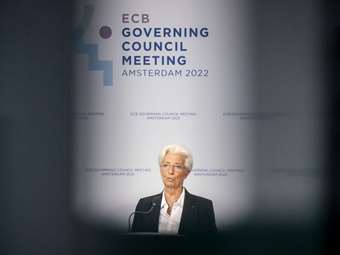 Έρευνα Bloomberg: Στο 3,75% το τελικό επιτόκιο της ΕΚΤ