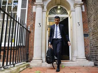 Υπ’ ατμόν ο Ρίσι Σούνακ μετά τη συντριβή των Συντηρητικών