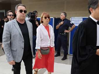 Γαλλία: Εκατοντάδες άνθρωποι εκφράζουν την υποστήριξή τους προς την Ζιζέλ Πελικό