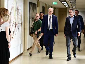 Επανεκκίνηση, μέσω της καθημερινότητας, επιχειρεί η κυβέρνηση