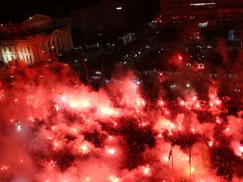 Αποθέωση και ολονύχτιοι πανηγυρισμοί για τον Ολυμπιακό σε όλη τη χώρα