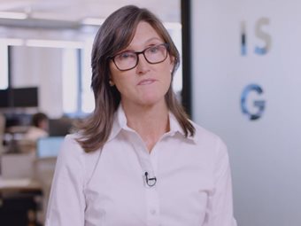 Η Cathie Wood αγοράζει Tesla την ώρα που η μετοχή υποχωρεί