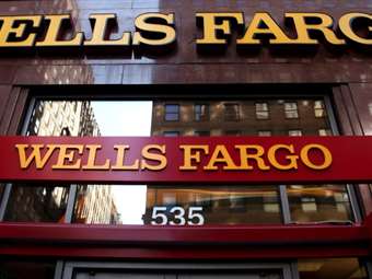 Wells Fargo: Κέρδη και τζίρος πάνω από τις εκτιμήσεις αλλά με πτώση των εσόδων από τόκους