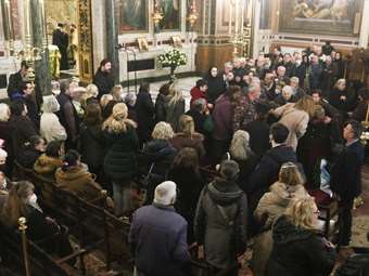 Αλβανία: Για 2η μέρα σε λαϊκό προσκύνημα το σκήνωμα του μακαριστού Ιεράρχη Αναστάσιου - Αύριο η εξόδιος ακολουθία
