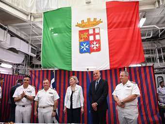 Ο Ν. Δένδιας επισκέφθηκε τη φρεγάτα "Σπέτσαι" στο Τζιμπουτί - Τελετή παράδοσης-παραλαβής της εν πλω διοίκησης της επιχείρησης "Ασπίδες"