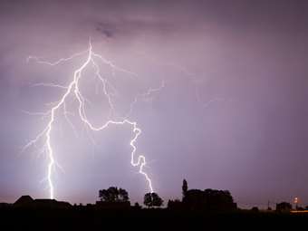 Κακοκαιρία εξπρές σάρωσε Ήπειρο και Δυτική Μακεδονία: Πάνω από 20.000 κεραυνοί, πλημμύρες και προβλήματα