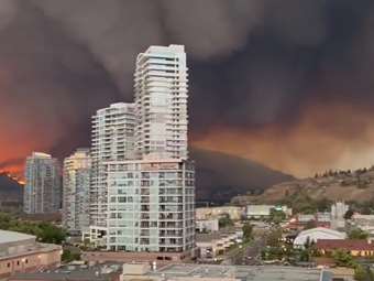 Δασικές πυρκαγιές στον Καναδά: Εσπευσμένη απομάκρυνση 17.000 ανθρώπων από τα σπίτια τους