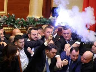 Αλβανία: Συγκρούσεις μέσα στο κοινοβούλιο εν μέσω κατηγοριών εις βάρος της κυβέρνησης Ράμα για διαφθορά