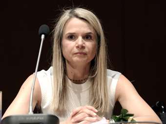 Αποσύρεται η Μιλένα Αποστολάκη από τη διεκδίκηση της προεδρίας του ΠΑΣΟΚ