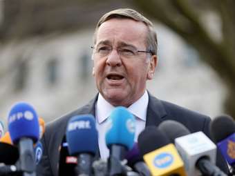 Υπ. Άμυνας Γερμανίας: Δεν είναι τώρα η στιγμή να συζητηθεί η ένταξη του Κιέβου στο NATO