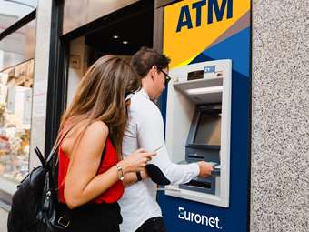Η Euronet συνεχίζει να υποστηρίζει την πρόσβαση σε μετρητά και νέες υπηρεσίες πληρωμών