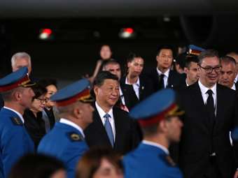 Πώς το ταξίδι του Σι στην Ευρώπη αναβιώνει το διχασμό του Ψυχρού Πολέμου