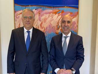 Το νέο παραγωγικό πρότυπο και η θεσμική σταθερότητα στο επίκεντρο της συνάντησης Θεοδωρικάκου – Μπρατάκου