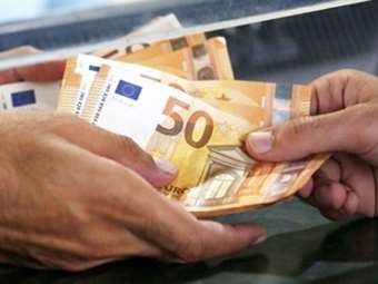 Διαρροή καταθέσεων και "φρένο" στα δάνεια φέρνει η ψαλίδα των επιτοκίων