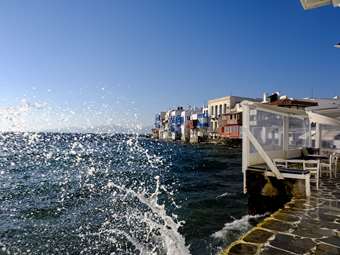 Το δύσκολο καλοκαίρι της Μυκόνου: Πτώση σε αφίξεις, καταλύματα και εστίαση