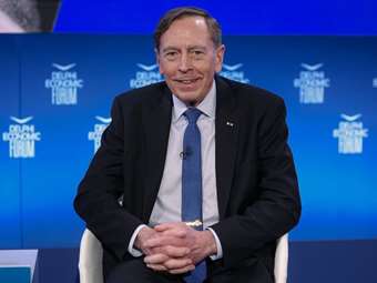 David Petraeus: H Ρωσία δε θα σταματήσει στην Ουκρανία