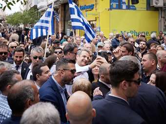 PM Mitsotakis sends message from Chios, urging voters to rally