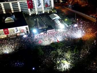 Τουρκία: Στους δρόμους για έβδομη νύχτα οι υποστηρικτές του Ιμάμογλου – Το μήνυμά του από τη φυλακή