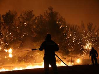 Μαίνονται οι πυρκαγιές σε Καστοριά και Ευρυτανία, δεν απειλούνται κατοικημένες περιοχές