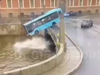 Τρεις νεκροί από πτώση λεωφορείου σε ποταμό στην Αγία Πετρούπολη