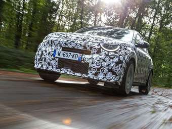 Το ηλεκτρικό Abarth 600e θα έχει 240 ίππους και αγωνιστικό ήχο