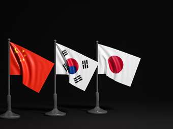 Το Πεκίνο χαιρετίζει μια "νέα αρχή" με τη Νότια Κορέα και την Ιαπωνία, συμμάχους των ΗΠΑ