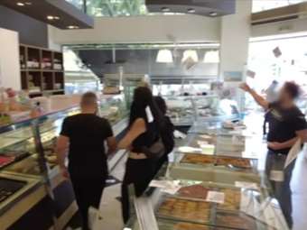 Παρέμβαση Ρουβίκωνα σε ζαχαροπλαστείο στη Θεσσαλονίκη