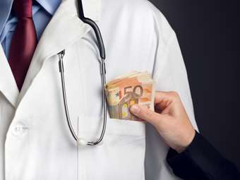 Ιπποκράτειο: Στις 22 Σεπτεμβρίου η δίκη του διευθυντή Καρδιοχειρουργικής που συνελήφθη για "φακελάκι"