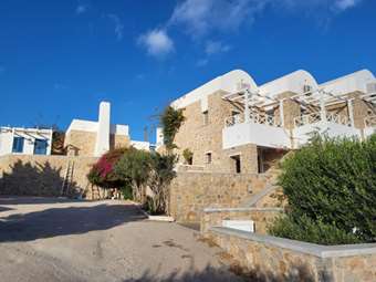 Πλειστηριασμοί: Στο σφυρί δύο "νέα" ξενοδοχεία σε Σαντορίνη και Κουρούτα