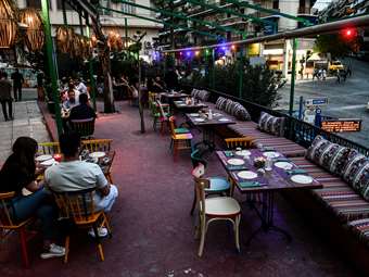 Τη διατήρηση του ΦΠΑ στο 13% σε καφέ και μη αλκοολούχα ζητά η ΠΟΕΣΕ