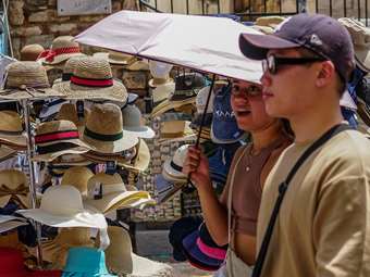 Πώς η Ελλάδα ξανακερδίζει το στοίχημα των τουριστών από την Κίνα