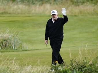 O Τραμπ παίζει γκολφ στη Σκωτία, ενώ ετοιμάζονται πλήθος διαδηλώσεις εναντίον του