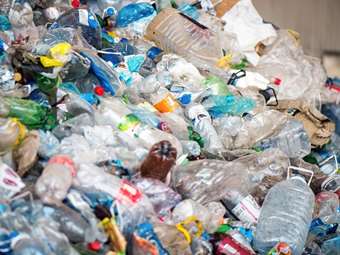 Μόλυνση από πλαστικά: ΜΚΟ καταγγέλλουν πως οι λομπίστες του τομέα πετρελαίου έχουν δυσανάλογα μεγάλη παρουσία στις παγκόσμιες διαπραγματεύσεις