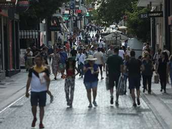 Εορταστικό ωράριο από σήμερα στα καταστήματα