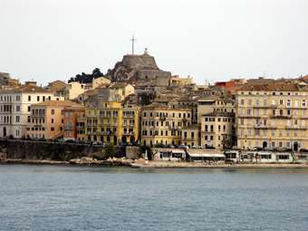 Τα πορφυρά "δαμάσκο" της Κέρκυρας, σύμβολα βαθιάς θρησκευτικότητας