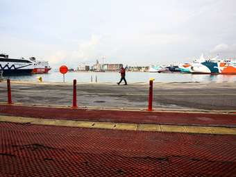 Αυτοκίνητο έπεσε στη θάλασσα στην Πύλη Ε1 του Πειραιά - Σώα η οδηγός