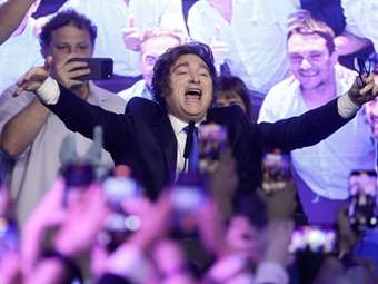 Αργεντινή: Ράλι στις αγορές μετά τη νίκη Μιλέι - Εκτοξεύεται 10% το πέσο, άλμα 20% στο χρηματιστήριο