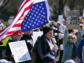 Μαζικές διαδηλώσεις κατά του Τραμπ αναμένονται σήμερα σε όλη την Αμερική