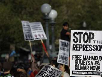 ΗΠΑ: Χιλιάδες διαδηλωτές βγήκαν χθες στους δρόμους καταγγέλλοντας τις πολιτικές Τραμπ