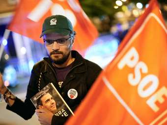 Διαδηλώσεις υπέρ Σάντσεθ στη Μαδρίτη - Σοσιαλιστές ηγέτες τον καλούν να μην παραιτηθεί