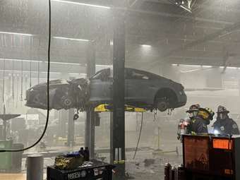 Έτσι σβήνει η φωτιά σε ηλεκτρικό αυτοκίνητο (εικόνες)