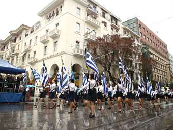 Θεσσαλονίκη: Υπό καταρρακτώδη βροχή παρέλασαν οι μαθητές κερδίζοντας το θερμό χειροκρότημα του κόσμου
