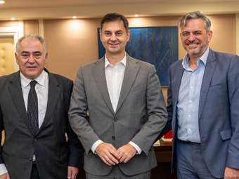 Συνάντηση ΕΕΑ με Χ. Θεοχάρη: Παράταση 1 μήνα στην προθεσμία εγκατάστασης POS